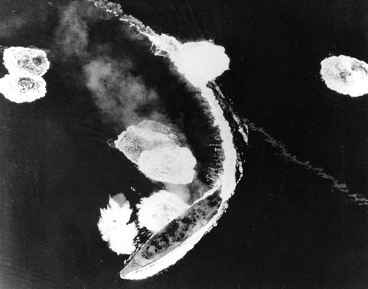El Yamato bajo ataque en el Mar interior cerca de Kure, 19 de marzo de 1945