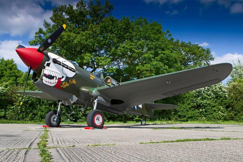 Curtiss P-40M-10CU Warhawk con número de Serie 27490 43-5802 G-KITT se encuentra en el Hangar 11 del Aeródromo de North Weald en Epping, Inglaterra
