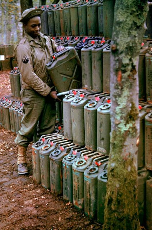 Apilando latas de gasolina para la inminente invasión de Francia, en Stratford-upon-Avon, Inglaterra, mayo de 1944