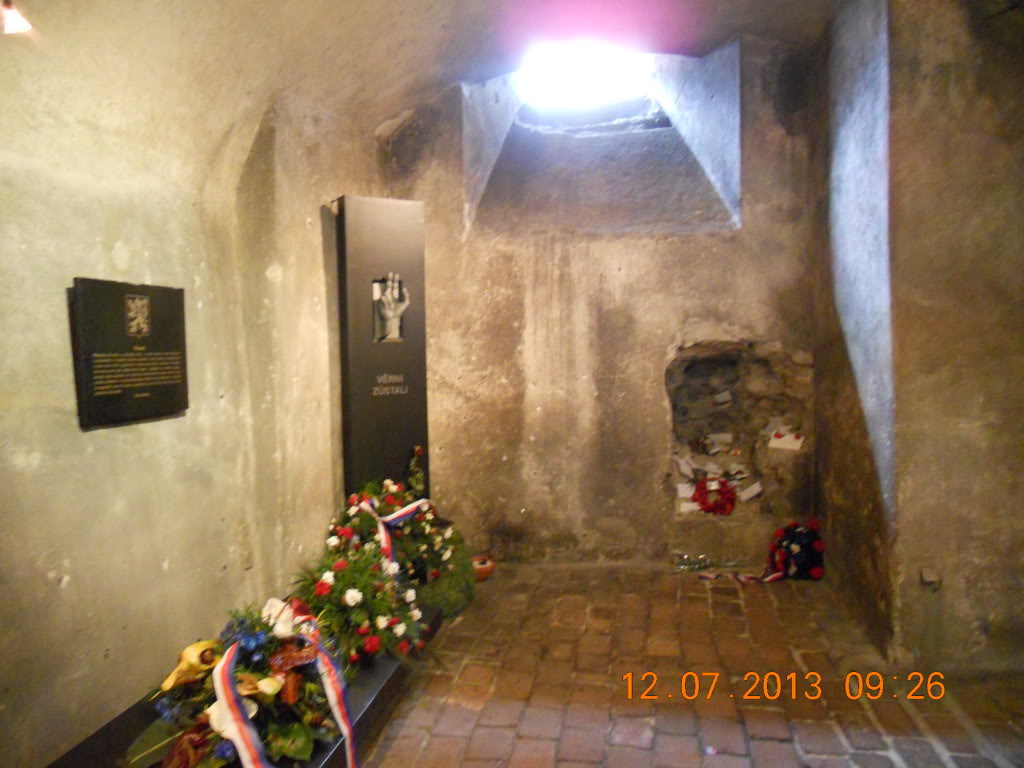 Parte derecha de la Cripta donde se encuentra el Monumento a los Héroes, en la primera, se aprecia el ventanuco de la Cripta