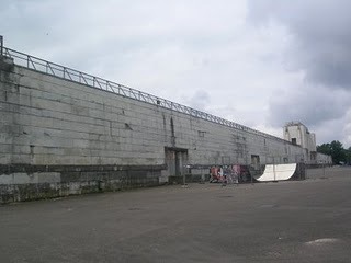 Parte de atrás de la tribuna, que es utilizada por patinadores
