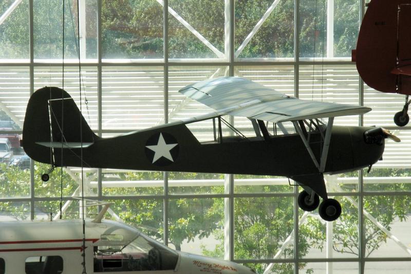 Aeronca O-58B Defender L-3B. Se exhibe en el Museum of Flight en Seattle, Washington