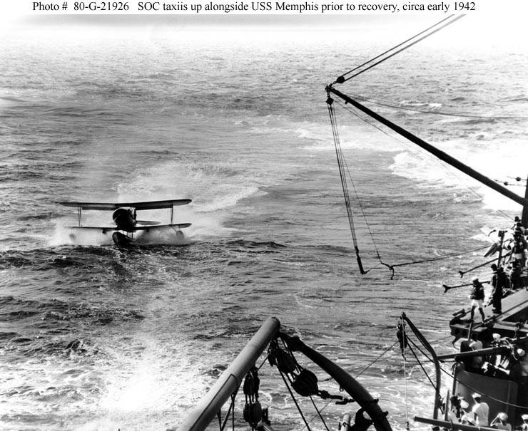 SOC ameriza cerca del USS Memphis antes de la recuperación, hacia principios de 1942
