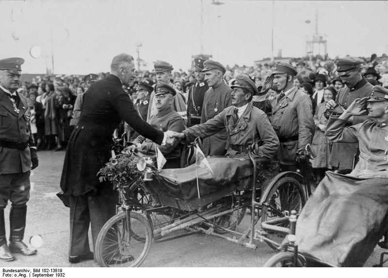 El canciller alemán von Papen participó por primera vez en la gran marcha del casco de acero. Septiembre de 1932