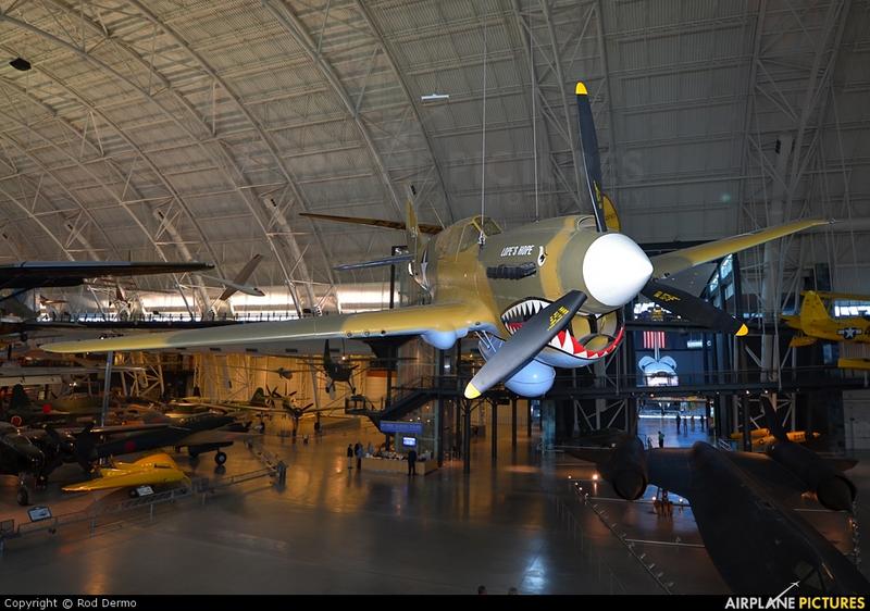 Curtiss P-40E Kittyhawk IA con número de Serie 15349 AK875 N1048N 194 Lope s Hope se conserva en el Steven F. Udvar-Hazy Center del Aeropuerto Internacional de Dulles en Washington