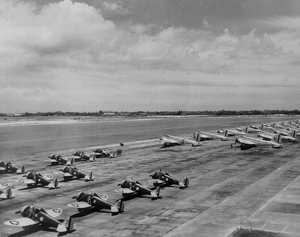 Boeing P-26 y Douglas B-18 en el Hickam Field