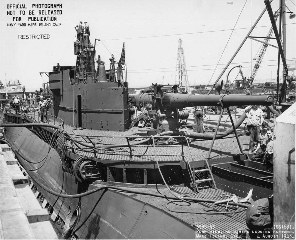 Vista de la torre de maniobras modificada del Nautilus SS-168 en Mare Island Navy Yard el 4 de agosto de 1943