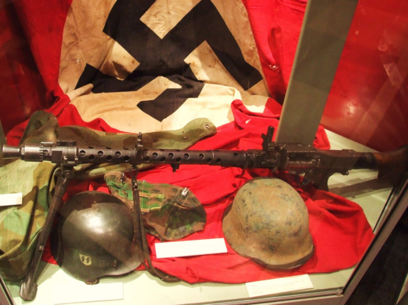 Vitrina con material variado de la Wehrmacht