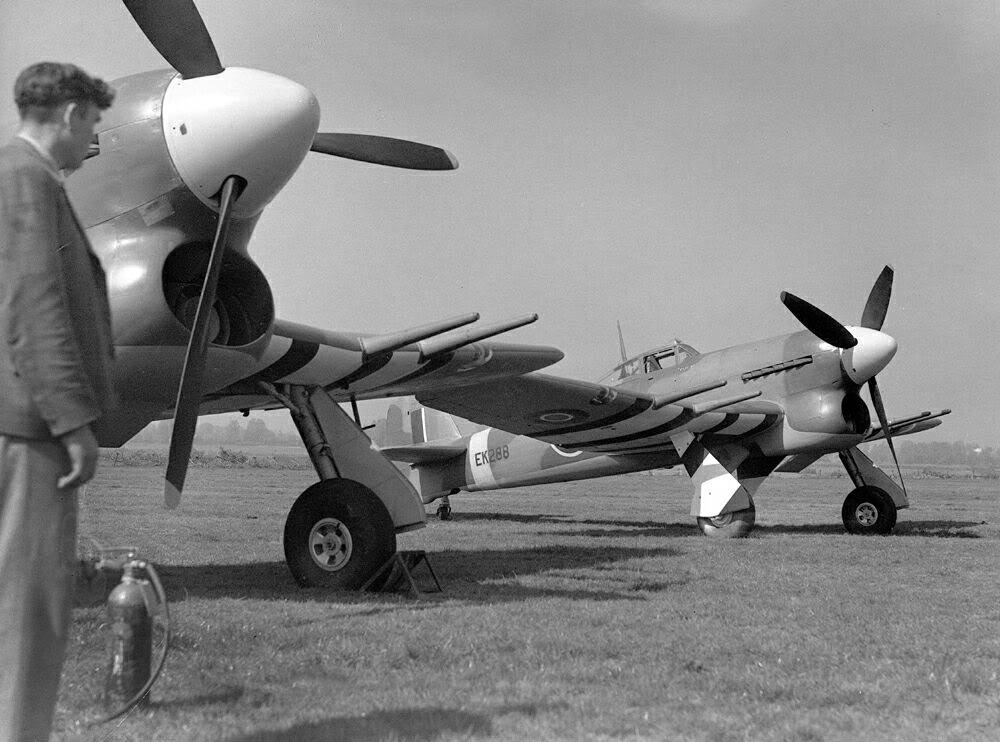 Hawker Typhoon con las bandas de invasión