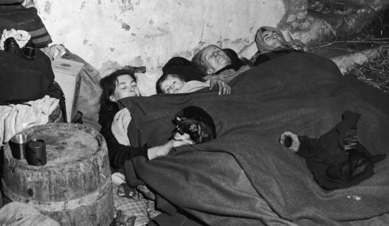 Una familia belga duerme en el sótano de su casa en Marcourt durante la liberación de la ciudad por la 75ª División americana hacia el final de Segunda guerra mundial, enero de 1945