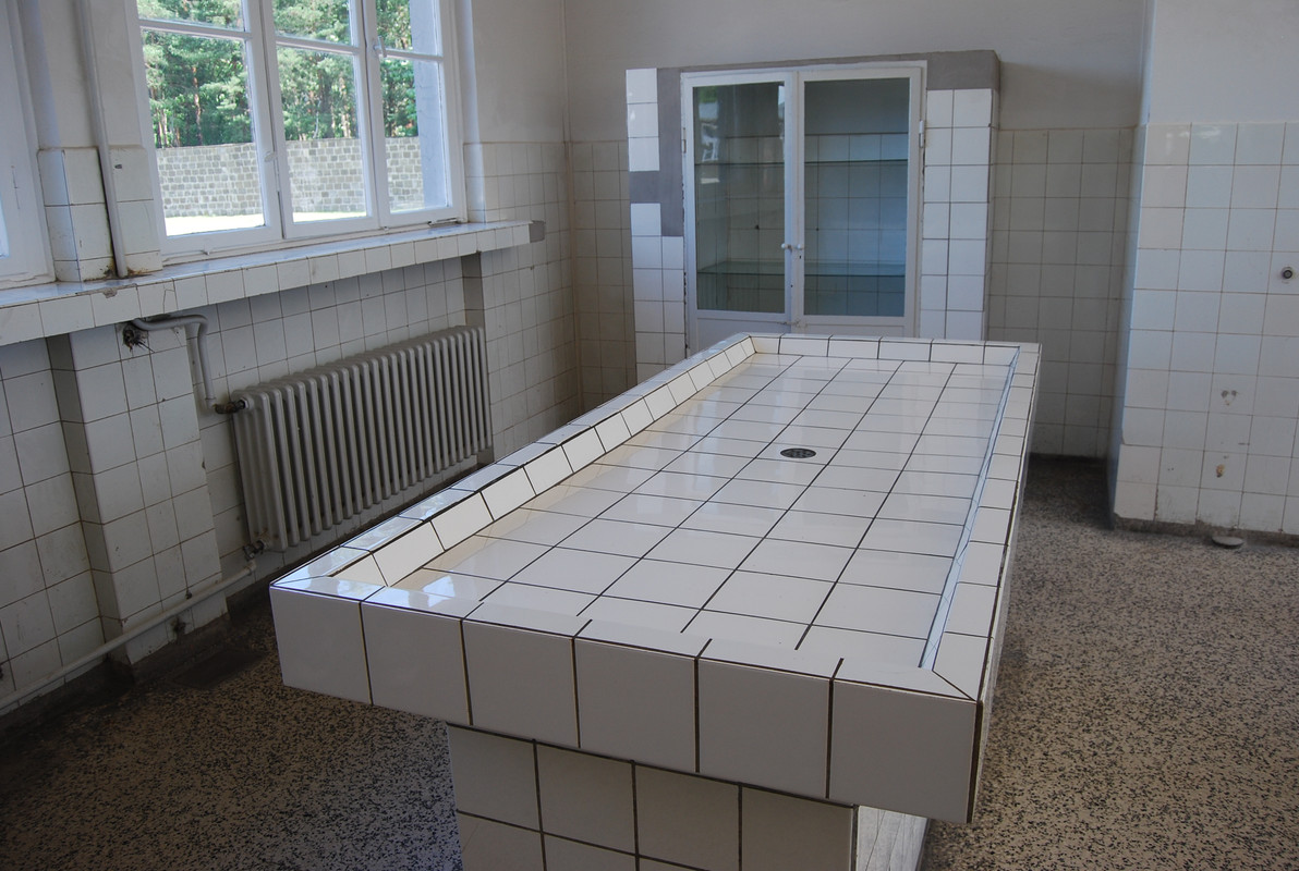 Sala de autopsias con depósito de cadáveres