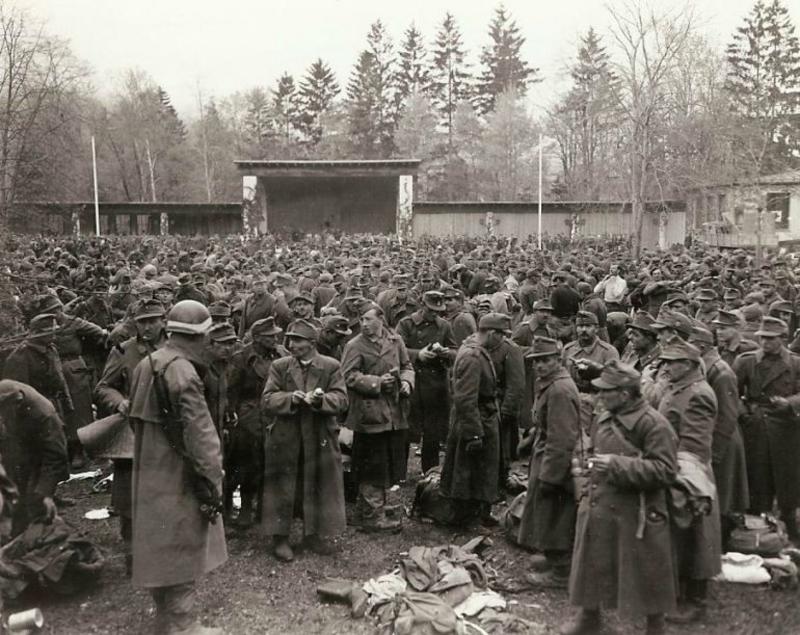 Los miembros de las tropas húngaras que se rindieron al Séptimo Ejército de EE.UU. fueron reunidos en la ciudad alemana de Garmisch-Partenkirchen, donde antes de la guerra se celebraron los últimos Juegos Olímpicos de Invierno