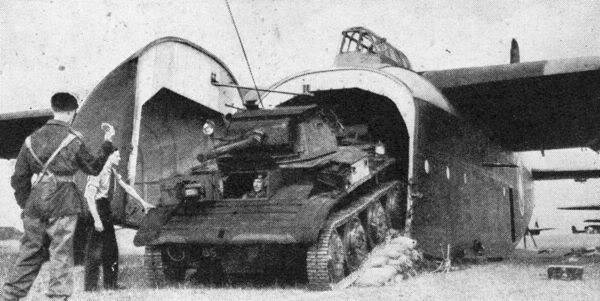 Tanque ligero británico Tetrarch siendo descargado del planeador Hamilcar durante un entrenamiento