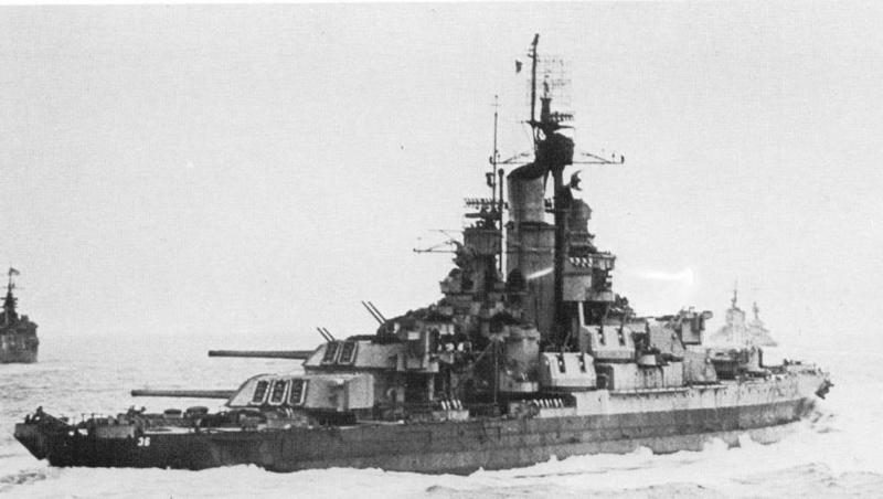 El USS Nevada BB-36 durante el bombardeo del Puerto de Cherburgo en 1944