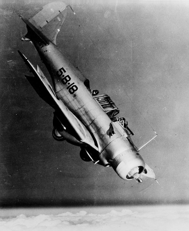 Un Northrop BT-1 del escuadrón de bombardeos VB-5 en un picado. VB-5 fue asignado al portaaviones USS Yorktown CV-5