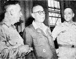 El general Tomoyuki Yamashita, centro, con un abogado defensor en una sala del tribunal en Manila después de declararse no culpable del cargo de criminal de guerra. Sus abogados son el Coronel Harry Clarke de Altoona, Pensilvania, izquierda, y el Capitán Adolf Reel de Boston