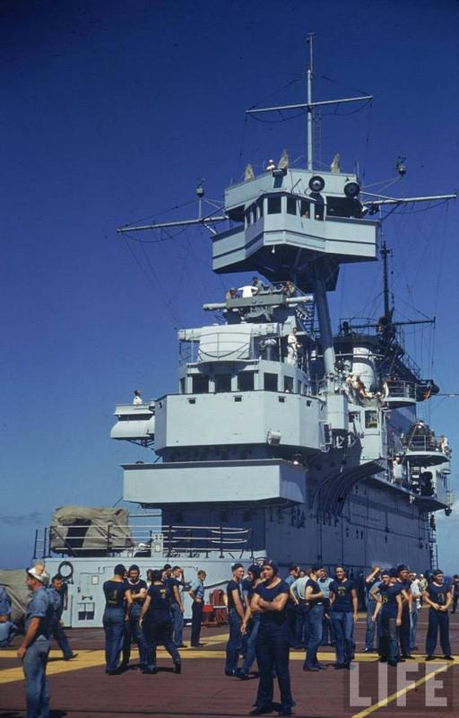 La tripulación del USS Enterprise, aguarda la llegada de los aviones. 1941