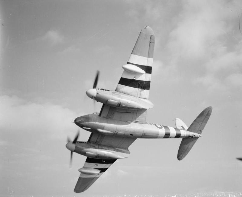 Mosquito FB Mark XVIII, NT225 O, del 248º Escuadrón de la RAF equipado con cañón Molins de 57 mm en la parte inferior del morro
