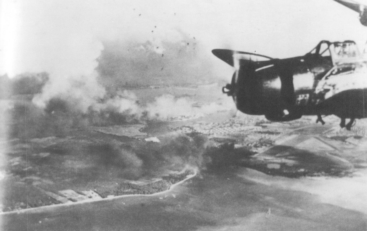 Nakajima B5N del portaaviones IJN Kaga se dirigen hacia su punto de encuentro después de atacar barcos de la Armada de EEUU en Pearl Harbor durante la primera ola de ataques