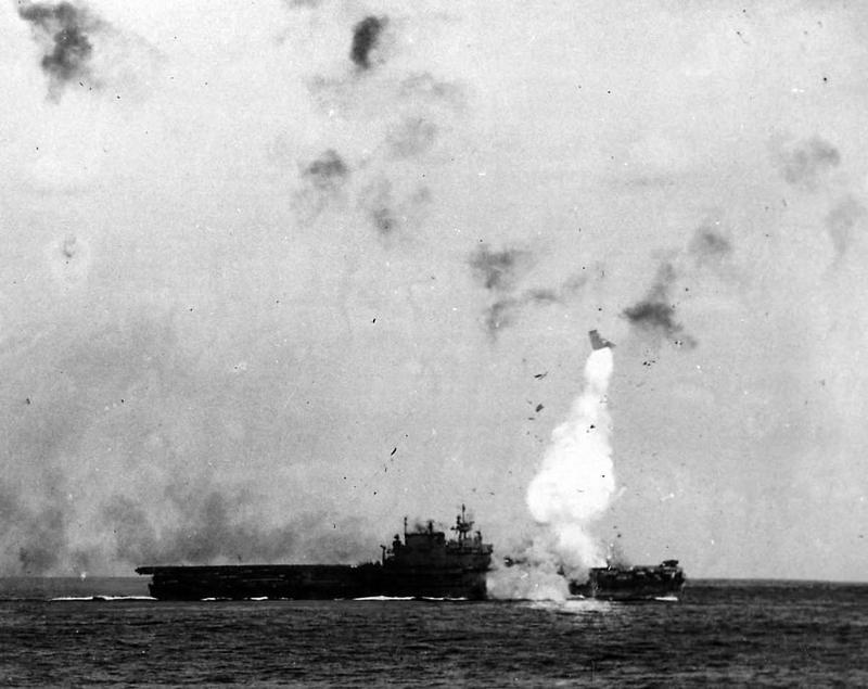 USS Enterprise alcanzado por el teniente Shunsuke Tomiyasu frente a Okinawa - 14 de mayo de 1945