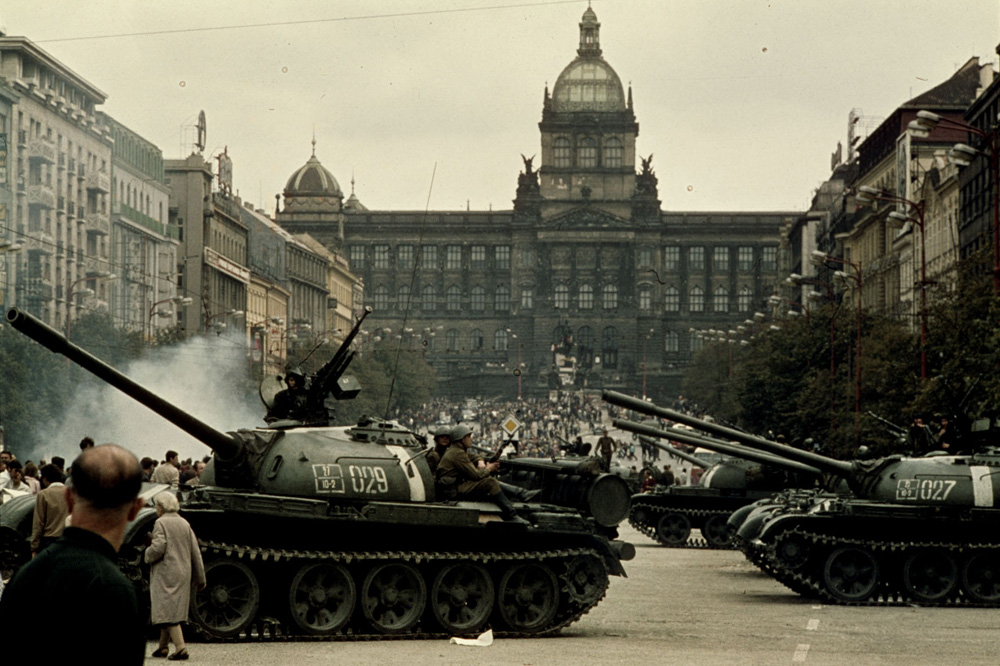 wk3_prag_1968_wenceslas_square_soviet_tanks_t54_AA_01_01a