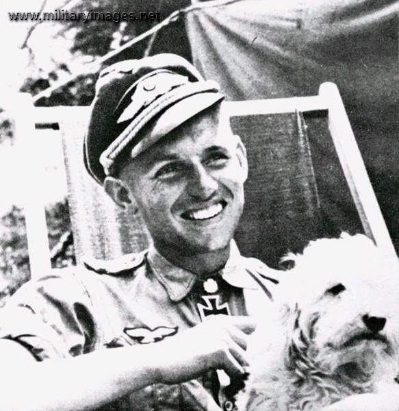 Erich Hartmann, con la mascota de su unidad
