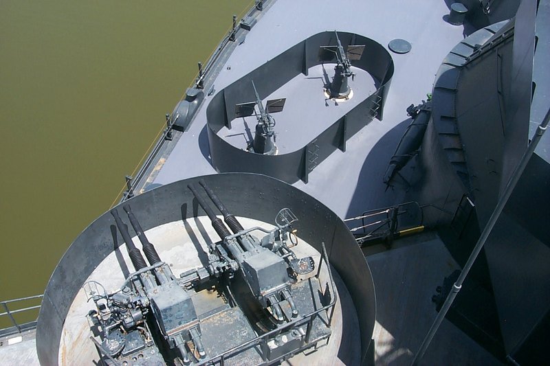 Desde el puente de navegación mirando hacia abajo desde el lado de babor, se aprecia el montaje cuádruple de 40 mm junto con dos cañones antiaéreos de 20 mm