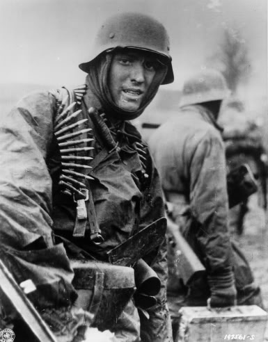 Un soldado alemán de las SS, preparado para el invierno, durante la Batalla de las Ardenas