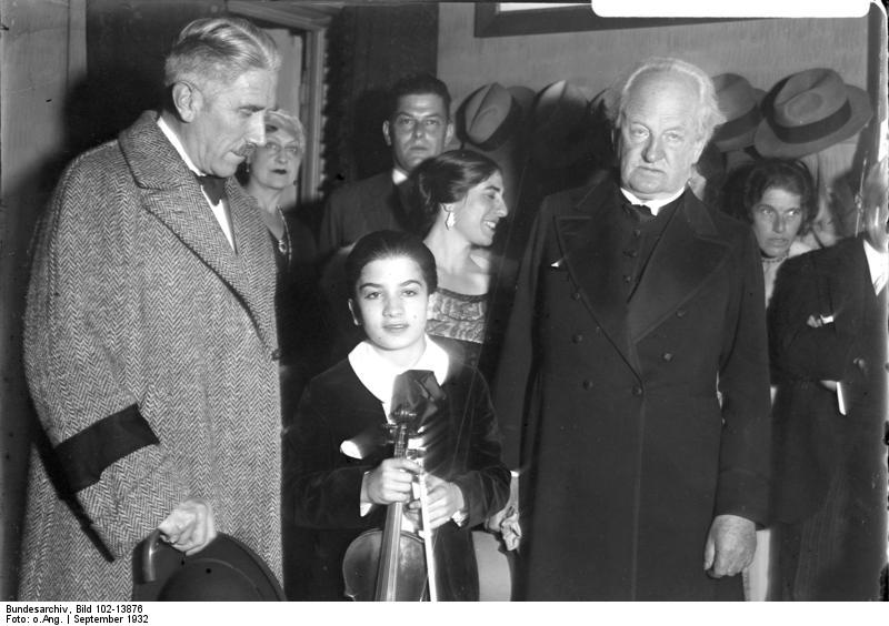 El violinista Ruggiero Ricci de 11 años se presenta por primera vez frente a una gran audiencia en la Filarmónica de Berlín. El canciller von Papen y el poeta alemán Gerhard Hauptmann, derecha, felicitan al prodigio de 11 años después del concierto. Septiembre de 1932