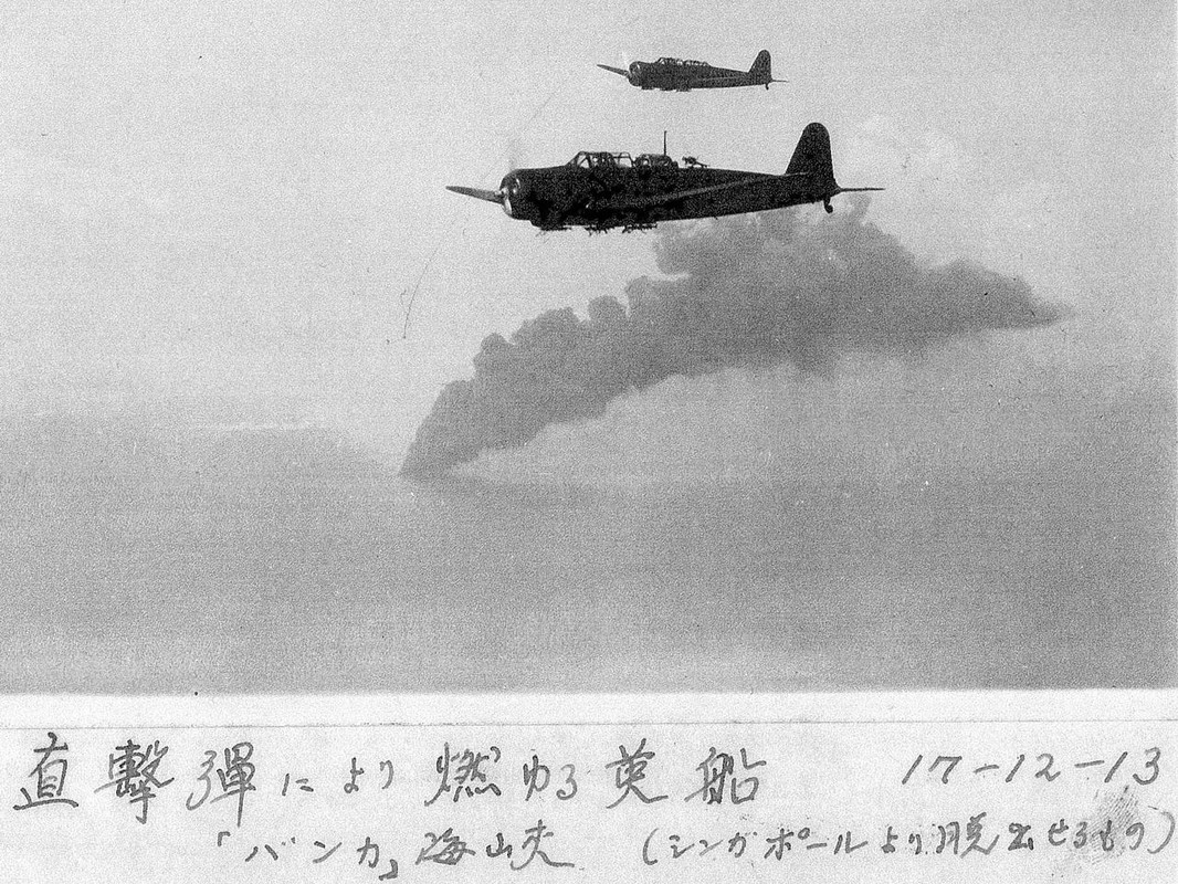 Dos bombarderos japoneses Nakajima B5N, B5N2 en primer plano y B5N1 en el fondo, sobre el Mar de Java el 17 de febrero de 1942. El humo del fondo proviene del destructor holandés HRMs Van Nes