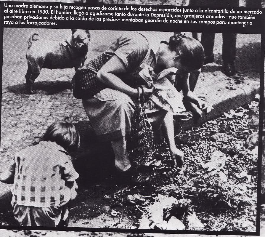 Una madre alemana y su hija recogen pasas de corinto de los desechos esparcidos junto a las alcantarillas de un mercado al aire libre en 1930