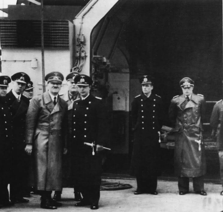 Almirante Günther Lütjens a la izquierda de Hitler y Kapitän Ernst Lindemann está de pie a la derecha de Hitler