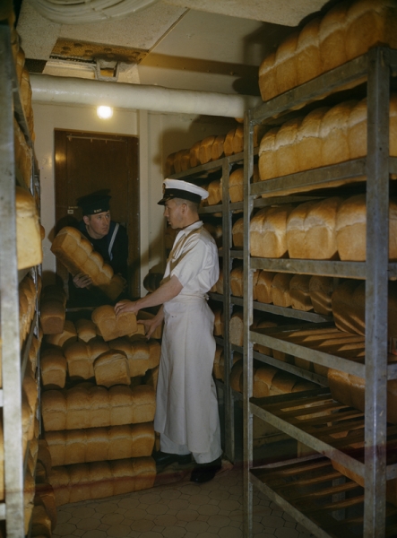 Recogiendo el pan de la panadería de un acorazado, noviembre de 1942