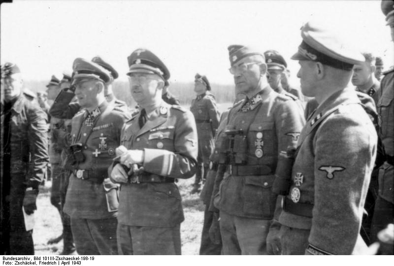 Unión Soviética, área Kharkov, abril de 1943. Walter Kruger y Paul Hausser acompañando al Reichsführer-SS Heinrich Himmler en una inspección del schweren Pz. Abt. 502 de la Waffen-SS-Div. Das Reich