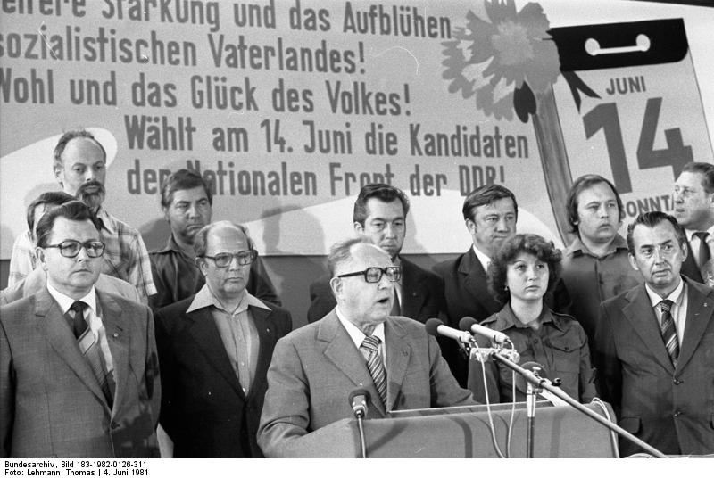 Erich Mielke, miembro del Buró Político del Comité Central del SED y Ministro de Seguridad del Estado, durante un foro de votantes de la circunscripción 36. 4 de junio de 1981