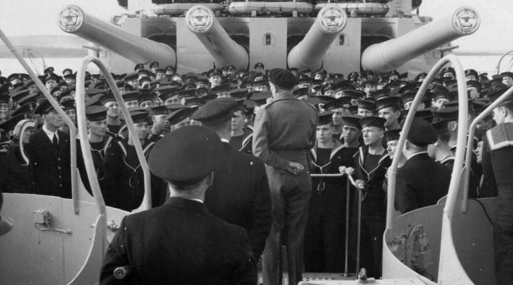 El General Sir Bernard Law Montgomery dirigiéndose a la tripulación del HMS Duke of York en Scapa Flow. 6 de mayo de 1944