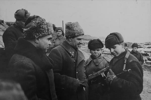 General Vasily Chuikov con soldados - Río Volga, Stalingrado 1942