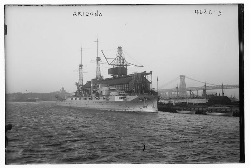 El USS Arizona siendo finalizado en el Puerto de Brooklyn