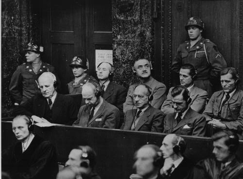 Schellenberg segundo por la derecha en la segunda fila durante el Proceso de Nuremberg