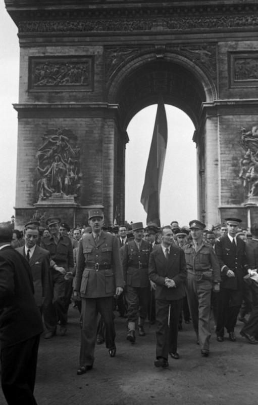 General Charles de Gaulle, quien dirigió el gobierno francés en el exilio durante cuatro largos años, pasadon por el Arco del Triunfo durante la Liberación de París el 25 de agosto de 1944