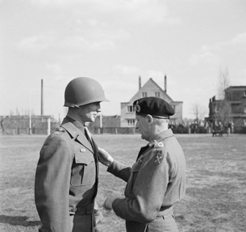 Gavin recibe la Orden de Servicio Distinguido del Mariscal de campo británico Bernard Montgomery en Mönchengladbach el 21 de marzo de 1945