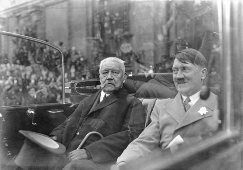 El Presidente Paul von Hindenburg y el Canciller Adolf Hitler en 1933