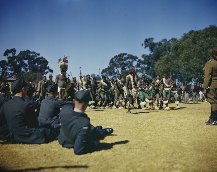 Cadetes de la RAF viendo una danza tradicional zulú en Johannesburgo, septiembre de 1943