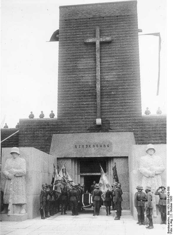 La transferencia ceremonial del cuerpo de Paul von Hindenburg al patio de honor, Ehrenhof del Memorial Tannenberg. 2 de octubre de 1935