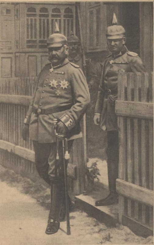 General von Hindenburg, seguido por el General Ludendorff
