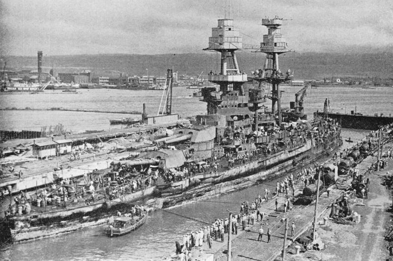 El USS Nevada BB-36 en dique seco el 18 febrero de 1942