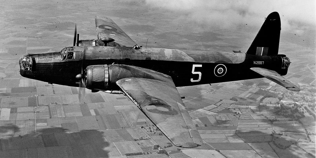 Wellington Mk.IA N2887 de la CGS Central Gunnery School con sede en Sutton Bridge vuela al sureste de Chatteris, el 24 de junio de 1943