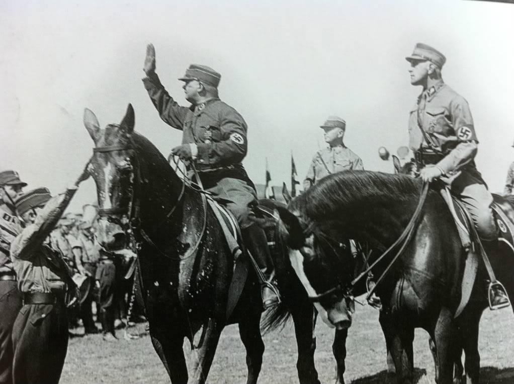 Röhm a caballo en una reunión de la SA